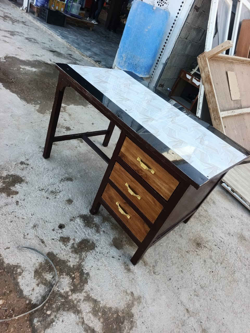 السلام عليكم ميز حساب خشب زان عراقي ثقيل 
وجه الامنيوم مصبوق وجاهز السعر 75 
مكان كرابله ***********
