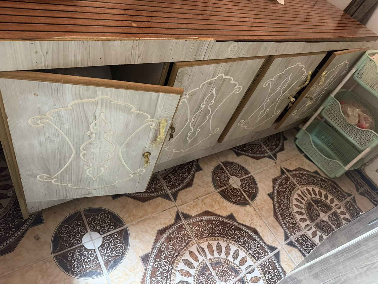 السلام عليكم للبيع مكان شارع البلاج
المقاعد الثلاثي ٦٠ 
بوفيه ٤طلاكه ٨٠
كوميدي طلاكتين ٤٥
طابعه شغاله فول وايفه ٨٠
***********
