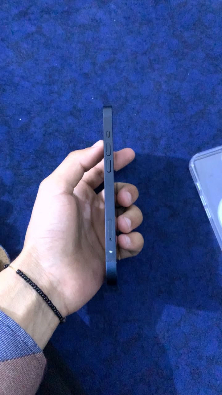 سلام عليكم ايفون 13عادي للبيع ماستر عربي شرق اوسط بطاريه87 نضافه 100% ملحقاته كامله بعده بلضمان سعر 500 مكان بغداد الزعفرانيه هاتف ***********
