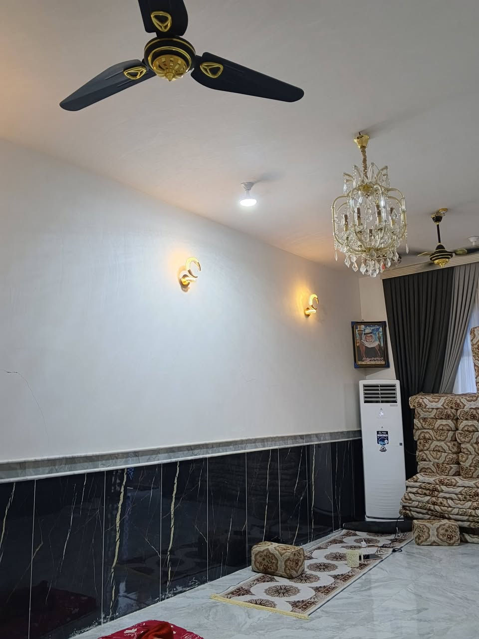السلام عليكم يوجد بيت للبيع زراعي المكان حي الجوادين المساحه 225 متر طابوك كونكريت بناء جديد يتكون من 3 غرف نوم وصاله ومطبخ وصحيات داخليه وخارجيه وديوانيه سعر 78 وبيه مجال الاستفسار ***********
