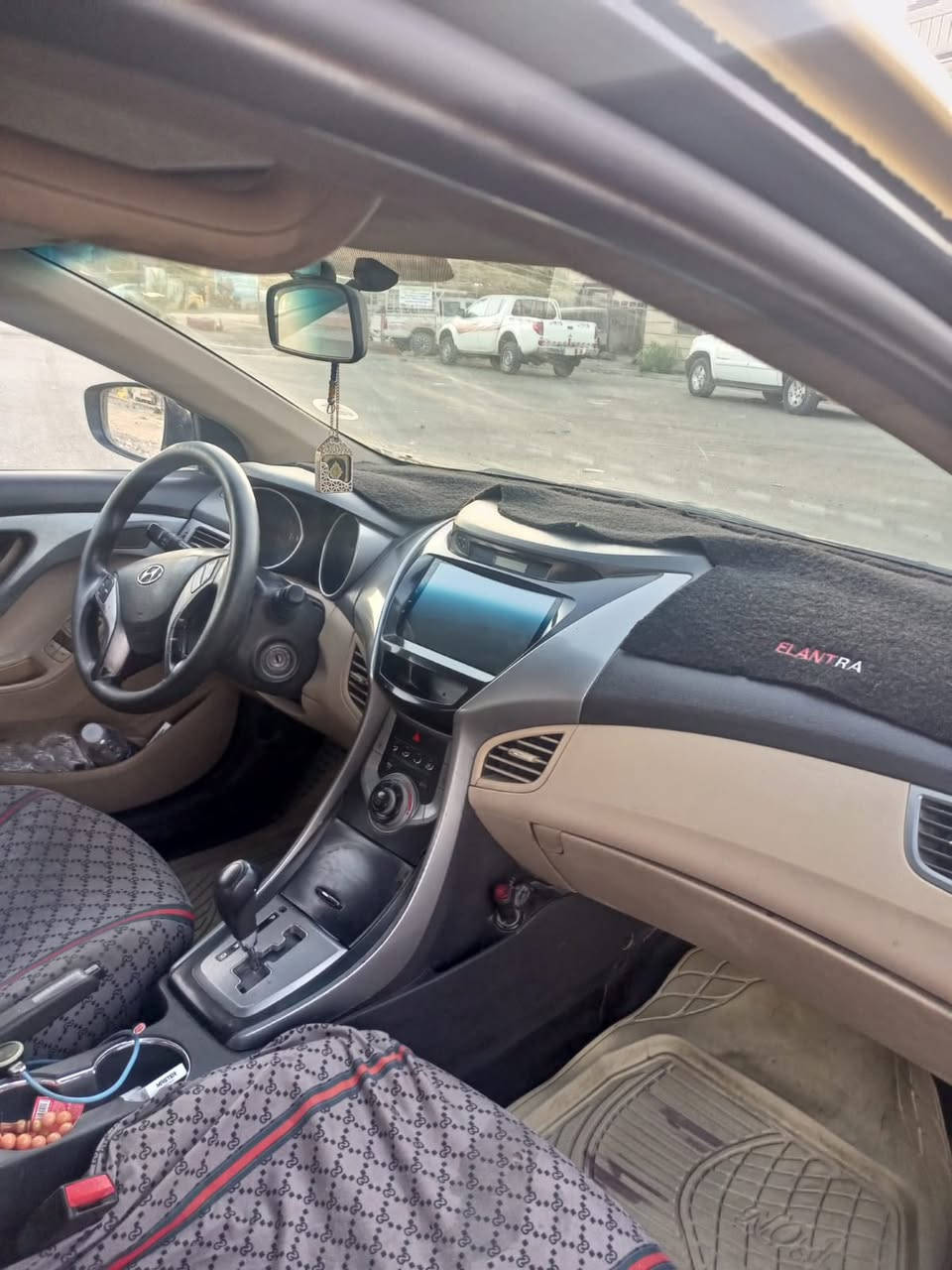 السلام عليكم النترا خليجي ١٦٠٠ شاشه وبانوراما ابيع حسب القناعه تجي تشوفها وتنطيني سعر بيها مكان السياره سيديه وللاستفسار اكثر هذا رقمي ***********
