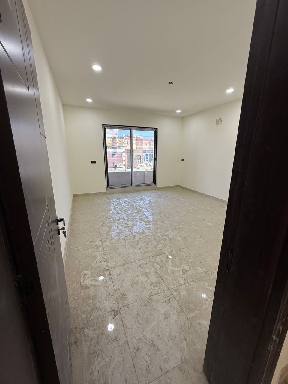 للبيع✅
100م.     20x5

🔸تسلیم مفتاح/ البناء درجة اولى(مدخلين)

🔸الطابق1️⃣:گراج صغير-أستقبال-مطبخ حار بارد+غرفة نوم
🔸الطابق2️⃣:غرف نوم عدد(3)
(خدمات للطابق الأول والثاني-خدمات خارجية)

الموقع📍الشعب- -خلف النادي العربي
🔶السعر: 325 وقابل للتفاوض

مكتب الثقة للعقار🏛️
حي اور-شارع نادي النفط-مقابل مركز سناريا لطب الاسنان

***********📳
***********📳
