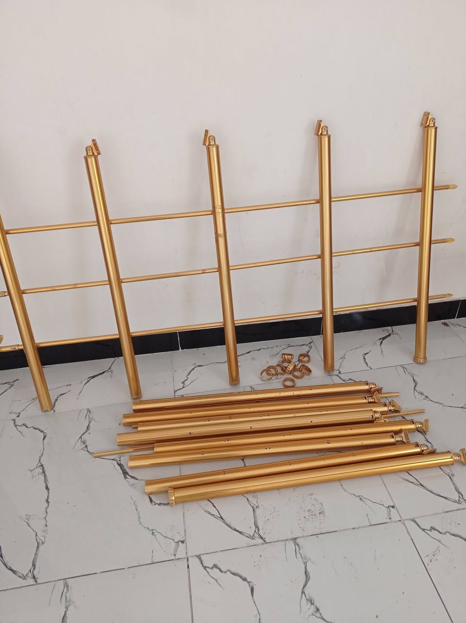 باب..عدد2الطول 196والعرض 87السعر للباب الواحد 125مع محجر الطول ست أمتار ونص..السعر300الف..الاتصال ***********
