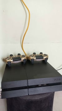 بلي 4 للبيع نظيف ومامصلح مع الملحقات 2 جوستك السعر 175 مكاني رحمانية ا...