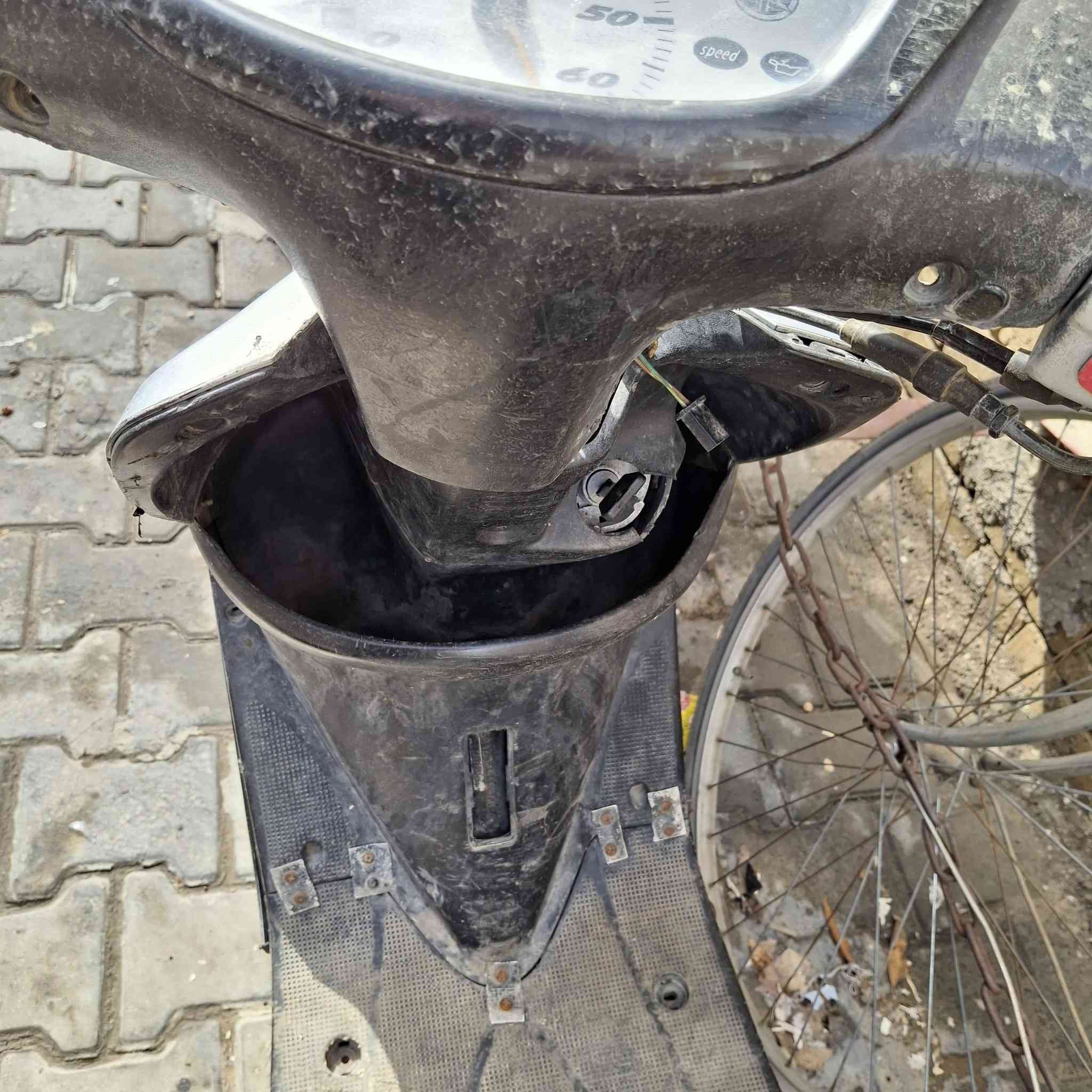 السلام عليكم دراجه عصفوريه جانت شغاله الله شاهد عليه جفتتها مرتين وكلشي جبت اصلي الها من كور وبلك وكابريتر جديد اصلي ونظفت تانكيها مال بانزين خليته جديد حاليا دراجه طافيه اريدها ١٠٠ وبيها مجال للشراي وهذا رقمي *********** هذآ رقم بيه واتساب وعندي اسيا 0773 580 1388
