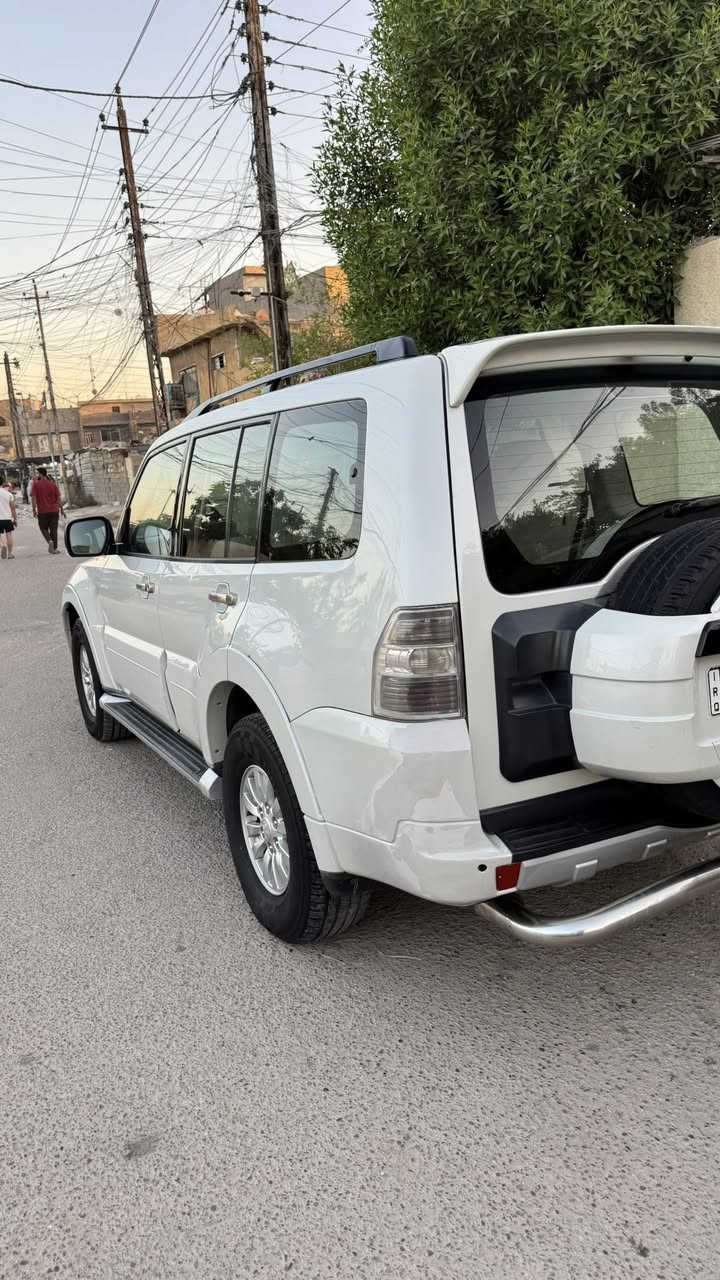 يا الله سلام عليكم باجيرو خليجي موديل ٢٠١٠ مكينه 3500  سيارة جديدة معنه كلمه مال بيت سيارة مكفوله من ضربه ماعده شخط صار عندي بين الجاملغ لخلفي والباب وصبغتهن بدون  معجون ودواخل بس رش  امامي هم بي صبغ بدون دواخل ومعجون بس رش وباقي مكفول جاهزه من كلشي ٧ راكب ٣ قطع تبريد تخم تاير جديد رقم بغداد جديد سنويه ٣١ هزه جديده السعر ١١٠ وبيها مجال  مكان سيارة بغداد البياع تقاطع درويش ***********
