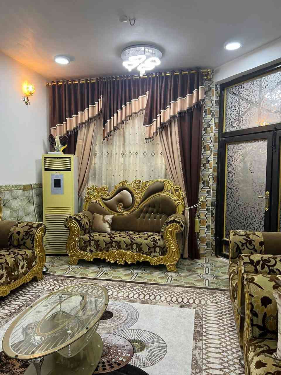 دار 250م طابقين وحديقة وكراج بالعمداء مصفر سعره جدااااااااا مناسب الشراي يتصل ويدلل
***********
