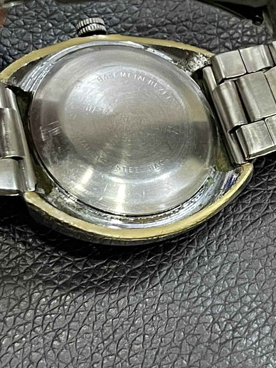 السلام عليكم الساعة هي ساعة تايمكس فيسكونت أوتوماتيك (Timex Viscount Automatic) كلاسيكية. تم تصنيع هذا الطراز تحديداً، والذي يحمل الرقم التسلسلي 03376، في عام 1976. ميكانيكية أوتوماتيكية (ذاتية اللف)، وتستخدم غالباً حركة Timex M33. تعرض اليوم والتاريخ (Day/Date) عند موضع الساعة الثالثة. تتميز بهيكل معدني (ستانلس ستيل عادةً) بشكل دائري ومقاومة للماء.
المينا: يظهر في الصور طرازات بمينا أزرق أو رمادي متدرج، مع علامات ساعات سويسرا بارزة. لأصليه مختومه السعر ب60


**إذا كنت صاحب هذا الإعلان وتريد حذفه لأي سبب، رجاءا أرسل رسالة إلى الدعم الفني**