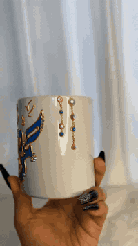 لمسة فخامة بسيطة بس تخطف العين ✨
اسم حمودي بلون أزرق سماوي ناعم،
منقوش بإتقان ومزيّن بـ الكريستال اللامع 💎
تفصيل حسب الطلب… هدية راقية تناسب كل الأذواق 🎁
إذا تحب التميّز؟ هذا الكوب إلك ✔️

📦 متوفر توصيل
💌 للحجز والمراسلة دايركت
او الواتساب *********** 

#اكسبلور #كوب_ابيض #اسم_حمودي #هدايا_مميزة #نقش_اسماء #كريستال #هاند_ميد #هدايا_شباب #هدايا_رجالي #تجهيز_طلبات #مشروع_نسائي #هدايا_العراق
