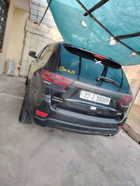 للبيع جيب 2011  فول موصفات عده سلايت  بصمات  تشغيل عن بعد  فول ويل 4×4...