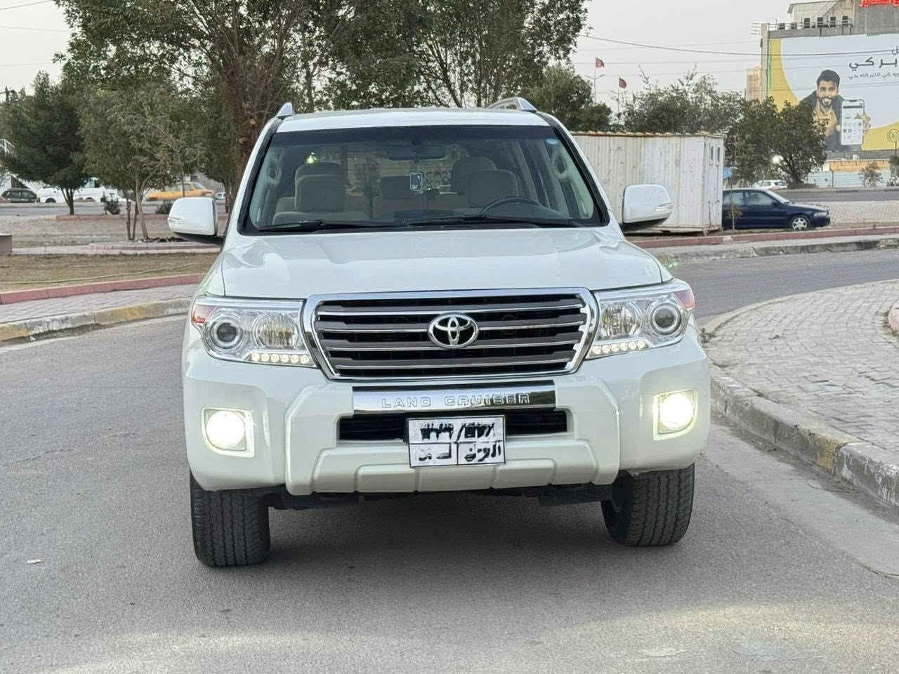 السلام عليكم للبيع لاندكروز 2012 VXR V8
محرك 8 سلندر السعر 268 وبيها مجال
***********
مواصفات السيارة معروفة 
بصمة تشغيل 
بصمة ابواب 
حساس خلفي 
كامرة دوارة 
ثلاجة 
نظام ABS 
تحكم استيرن  
اشارة بالمري 
فور ويل (4X4)
دبل دفلوك Diff lock
تبريد مركزي 
وبعد بيها هواي مواصفات ماذكرتهن 
رقم أربيل تحويل ثاني يوم 
بيها مكانات صبغ بدون حادث 
السيارة جاهزة مابيها مكان السيارة بغداد
