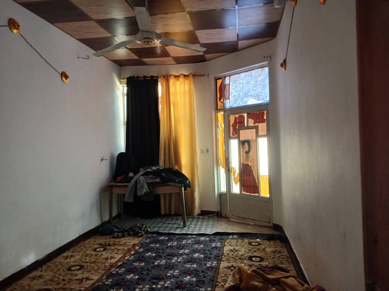 مشتمل البيع حي جبيريه الثالث قريب عل شارع ٥٠ من يم الطاقه المشتمل ركن شارع ١٠م طابق واحد غرفتين غرفة فوك وغرفة جوه ومطبخ ستقبال كراج صحيات المساحه ١٢٥م حالين موجر ٢٥٠الف السعر ٥٨ للستفسار اتصل ***********
