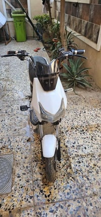 الدراجة نضيفة فقط تحتاج شحن بطارية السعر 150 07742423092