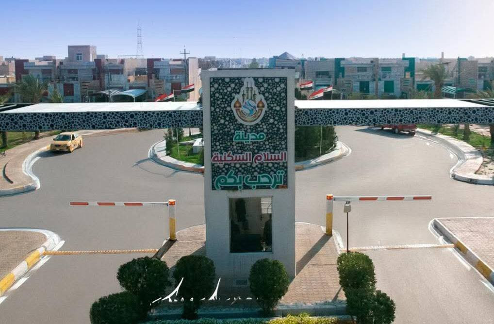 💥بيت للأيجار (البيت جديد) في مجمع السلام قرب المستشفى التركي امام العلوه
مواصفات البيت ( طابقين يحتوي غرفتين نوم وحده بالطابق الارضي والثانيه بالطابق الاول ، مطبخ واسع ومرتب ، استقبال ، حمام زائد صحيات ، وتوجد صحيات في مدخل الاستقبال ، كراج للسياره ، حديقه، مناور عدد ٢ )
الخدمات( كدامك العلوه يعني المخضر بلاش ، مدارس داخل المجمع يعني مأمن على جهالك، الامنيه ناس اوادم يعني تعوف اهلك وانت مطمن محد يدخل للمجمع او للبيت دون اذن منك، مسابح وملاعب كرة قدم وتنس وساونا وامور ترفيهيه اخرى يعني اذا تريد ترفه عن نفسك وعن العائله ف يمك كلشي، حدائق خضراء اذا تحب تتعلل وتكعد، اداره المجمع والجيران ناس اوادم والمؤجرين كلهم موضفين )
اذا تحب تسكن راسل على الواتس اب او راسل فيس واجاوبك 
0770 765 0987
