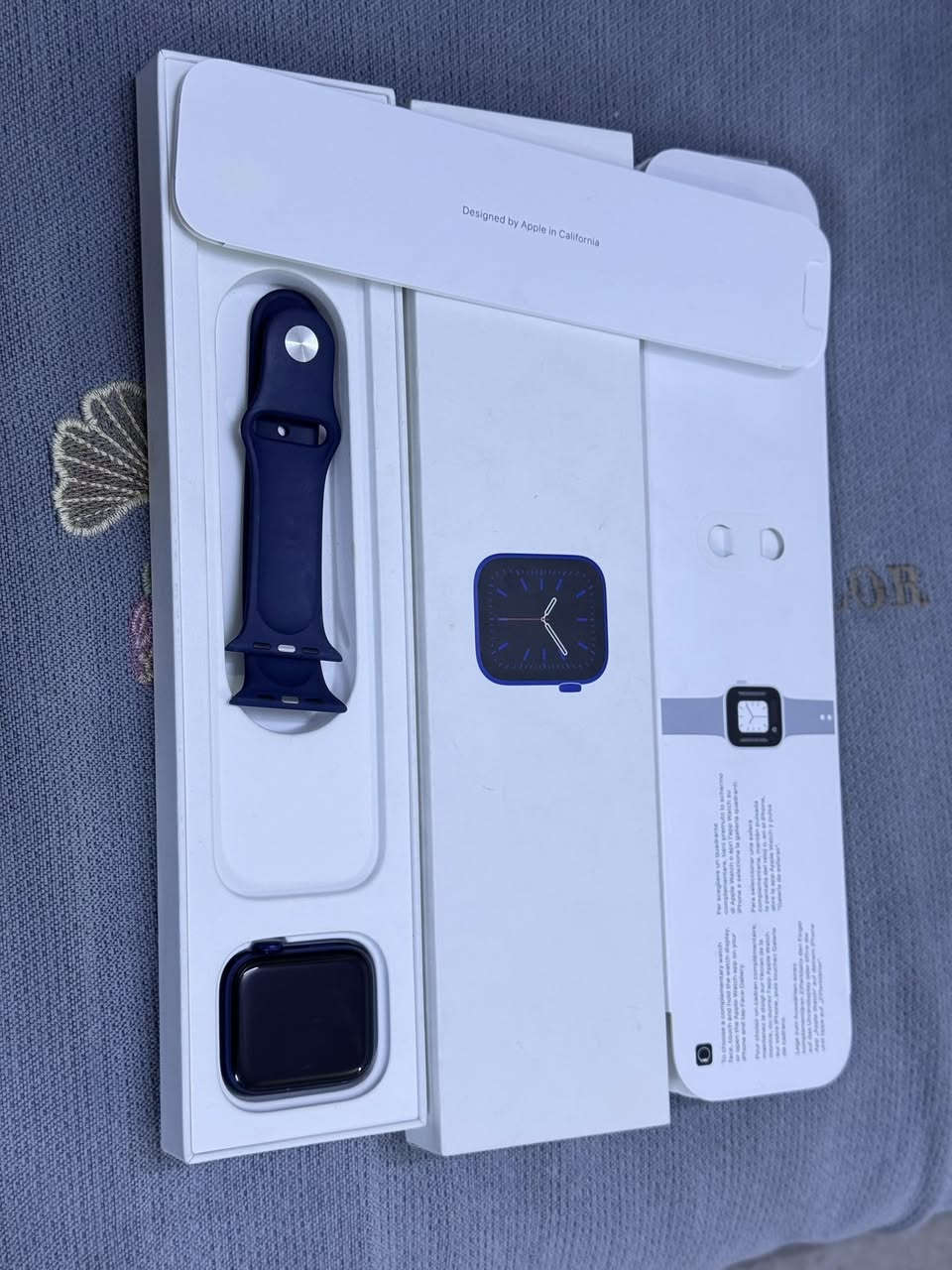 سلام عليكم
ساعة ابل جيل 6 حجم 44 لون نيلي (ازرك) بطارية 100 مشحونه 1 مره وحده  فقط ما مستخدمه ولا ملبوسه بعدهي جديدة فقط مفتوحة من الباكيت كامل ملحقات مع الشاحنه وسير الاصلي كلش نضيفة 
السعر 300 وبيهة مجال بسيط
مكاني بغداد البنوك
***********
