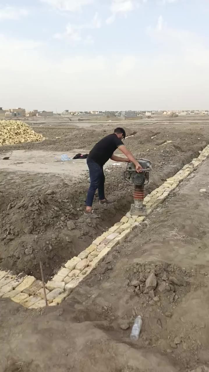 اني عامل شتغل حفر ودفن وتنظيف وتربيع البيوت والصب وتفليش مكطوعه واليوميات وبسعر مناسب لاتطي ولا ربع منا لمن نكمل شغلك ***********
هاذه جزه من شغلنه
