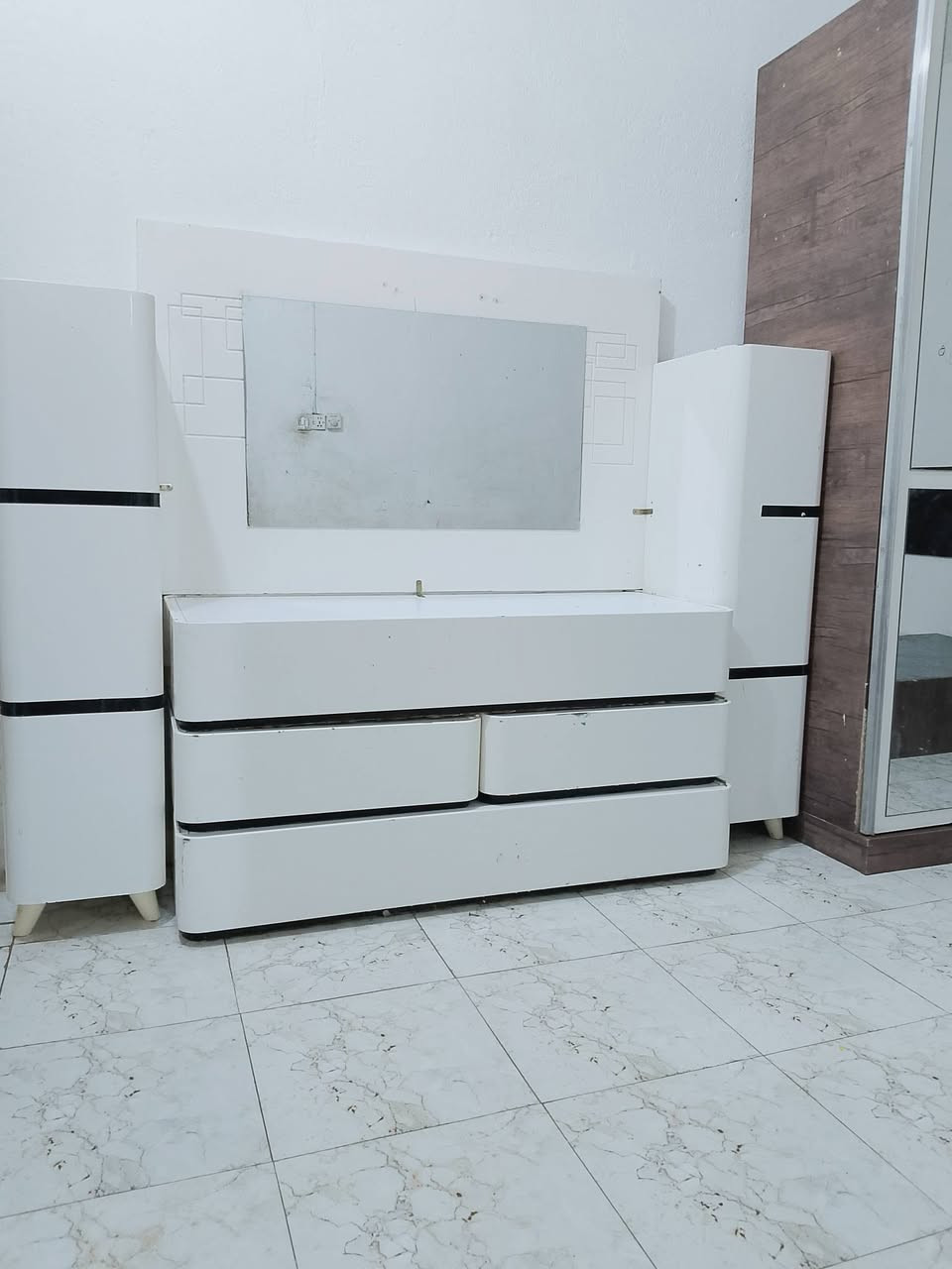 عمي بلاش وين الماعنده ويريد غرفه نضيفه وبسعر بلاش 
غرفه تركيه اخت الجديده اي ضرر مابيها مشدوده مره وحده والسعر 200 الف غرفه كلش نضيفه وبيها خزانات ملابس كبيره مغزن تحت الجربايه ومجرات ميز المرايه كلش كبار والكنتور متروس قواطع وتعليك ملابس غرفه قويه مو مثل الغرف العاديه الضغط/( العنوان الماجديه ***********)
