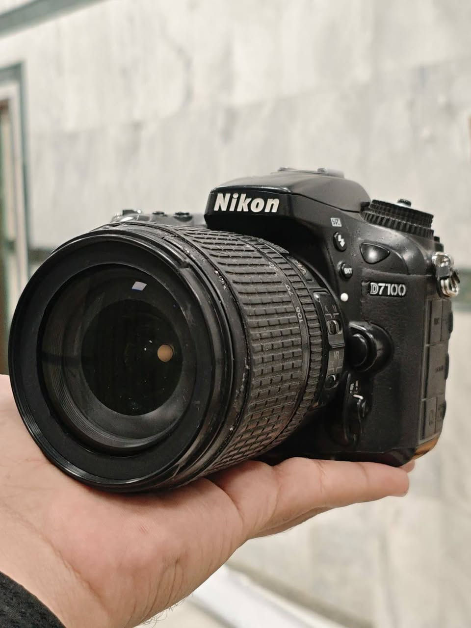 كامره نيكون 7100
ملحقاته 
بدي 
عدسه 18.105 الاصلية
شاحنه 
بطارية 
حزام كتف 
درع حماية 
كارتونه
ورام هدية 64 
التوصيل مجاني 
للإستفسار والاتصال 
***********
