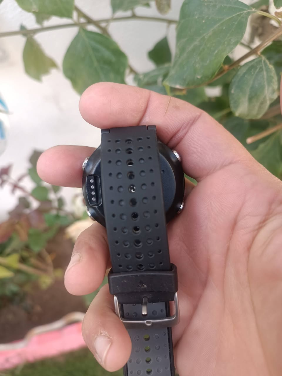 ساعة Garmin Forerunner 630 من الأدوات المتطورة والمفضلة لدى العدائين المحترفين بفضل تركيزها العميق على ديناميكيات الجري وتحليل الأداء البدني بشكل تفصيلي.
إليك ملخص لأبرز ما يميز هذه الساعة:
تحليل الجري المتقدم: تنفرد بقياسات دقيقة مثل توازن زمن التلامس مع الأرض (لمعرفة التماثل بين القدمين) وطول الخطوة والنسبة العمودية، مما يساعد في تحسين كفاءة الجري وتقليل مخاطر الإصابة.
المؤشرات الفسيولوجية: تدعم قياس عتبة اللاكتات (Lactate Threshold) وتقدير الحد الأقصى لاستهلاك الأكسجين (VO2 max)، بالإضافة إلى مستشار الاستشفاء الذي يحدد الوقت اللازم للراحة قبل التمرين القادم.
التفاعل والذكاء: مزودة بـ شاشة لمس ملونة عالية الدقة وسهلة الاستخدام حتى في ظروف الإضاءة القوية، وتدعم الإشعارات الذكية من الهاتف.


**إذا كنت صاحب هذا الإعلان وتريد حذفه لأي سبب، رجاءا أرسل رسالة إلى الدعم الفني**