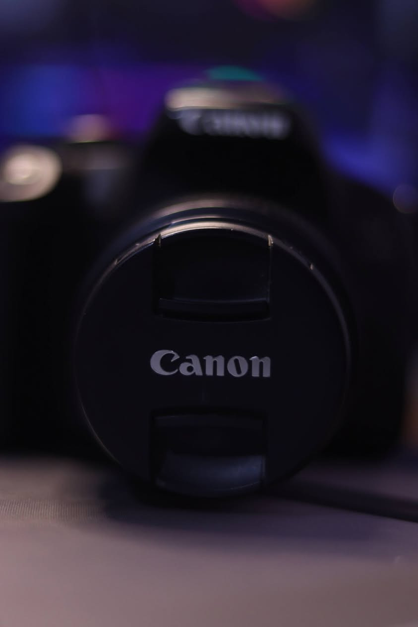 للبيع / canon 800d
🔹 المواصفات الرئيسية:
• المستشعر: CMOS APS-C بدقة عالية
• الدقة: حتى 24.2 ميجا بكسل
• ISO: من 100 حتى 25600 (قابل للتوسيع)
• فيديو: Full HD بدقة 1080p
• شاشة: شاشة لمس قابلة للإمالة
***********
• واي فاي + بلوتوث: للاتصال ونقل الصور
📦 الملحقات المتوفرة كاملة:
✔️ عدسة أصلية 
✔️ بطاريتان + شاحن
✔️ رام (32)
✔️ حزام رقبة

السعر / 550 الف دينار عراقي
