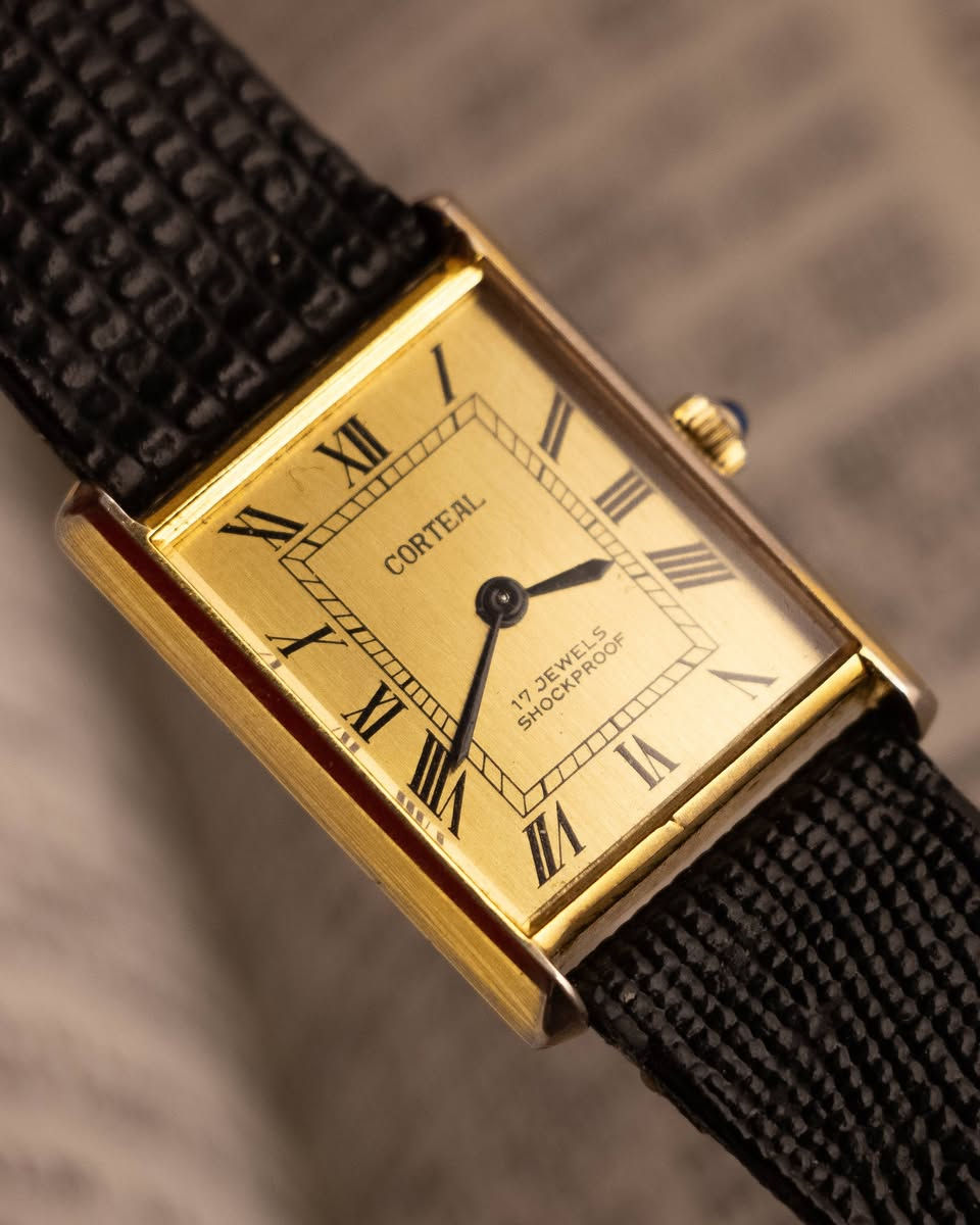 CORTEAL 17 JEWELLERY TANK 1960
من التصاميم الشهيره والآيقونيه ديزاين كارتيه تانك من شركه كورتيال 
تصميم كلاسيكي بعلبه مستطيله وأرقام رومانيه 

🕟 ميناء بلون الشمبانيه جدا مميزه وأنيقه

🕟 ماكنه تعمل بنظام اللف اليدوي ( ميكانيك -كوك)

🕟 17 جوهره
🕟الرقم المرجعي 9384556

🕟 زميلك زفير أزرق 

🕟طلاء ذهبي

🕟سير جلد طبيعي أصلي متناسق مع هذا النوع من التصاميم 

🕟 تصميم كارتيه تانك مستوحاة من الدبابه الفرنسيه

🕟 ارقام رومانيه مع نظام ميلين 

🕟قطر الساعه كلاسيك

🕟نتعذر عن عدم ذكر السعر لتجنب الحظر 

خدمه توصيل متوفره لجميع محافظات العراق 
#ساعت_شیک
#ساعات_فخمه #vintagewatch #rolex #explore


**إذا كنت صاحب هذا الإعلان وتريد حذفه لأي سبب، رجاءا أرسل رسالة إلى الدعم الفني**