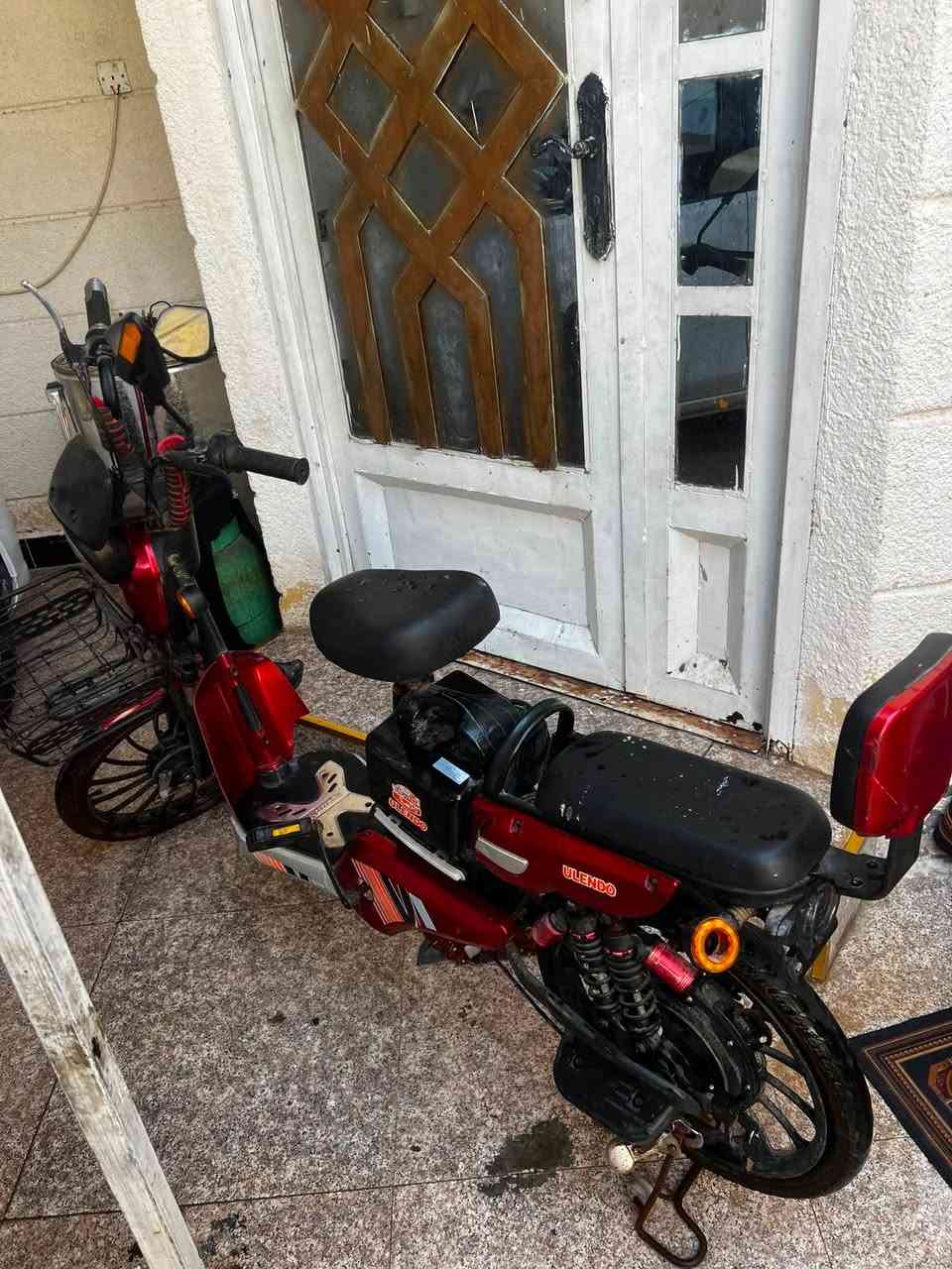 الدراجة نظيفة ومحافظ عليها، وكنت أستخدمها يومياً وما بيها أي مشكلة، بس تركتها فترة طويلة مركونة.
مواصفاتها كاملة:
 بصمة وسويج تشغيل.
 إشارات (أشاير) أمامية وخلفية.
 نشّارة جانبية (أضواء للزينة).
 قفل تاير + قفل كشن.
 الشاحنة الأصلية موجودة.
ملاحظة للأمانة: بسبب الركون لفترة طويلة، الدراجة تحتاج تبديل "تيوب" للتاير الخلفي، والبطاريات محتاجة شحن أو تبديل.
السعر: 125,000 دينار (قفل لا مجال للتفاوض).
للمشتري الجاد اللي يريد يشتري ويستفاد، يتفضل يراسلني أو يتصل على الرقم: ***********
المكان: البصرة حي مهندسين ساحة الرمل يم صيدلية جذع النخله
