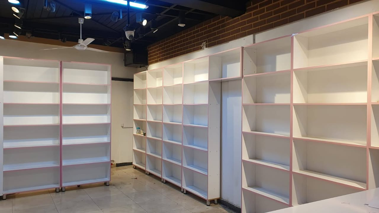 رفوف صيدلية للبيع بسعر مناسب خشب تركي دراجة اولى الاتصال على الرقم ***********
