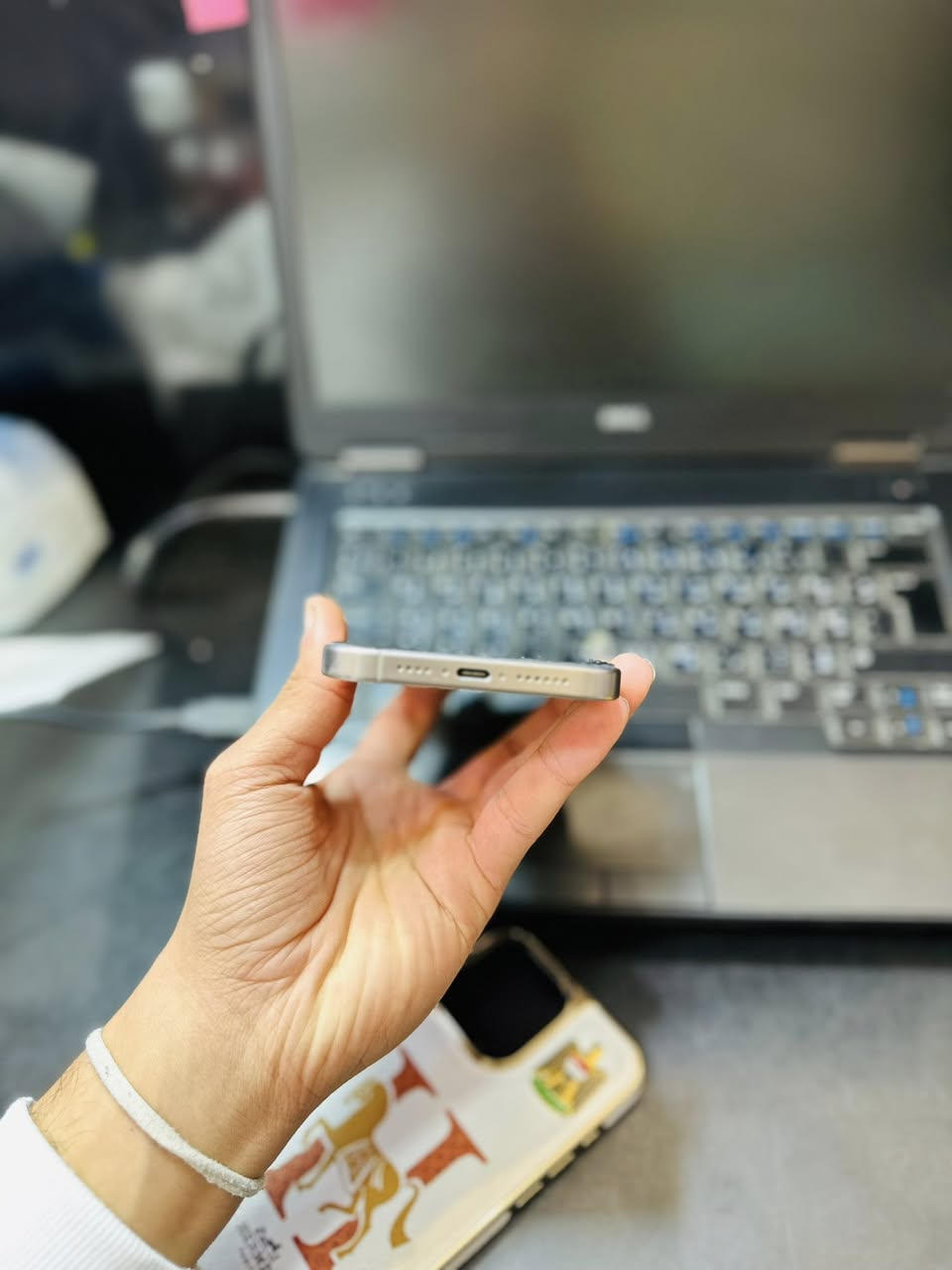 السلام عليكم عيوني جهاز لل البيع 15 برو ماكس لون تيتانيوم رصاصي جهاز نضيف فول 100/95 بي شخط ومأشر علي فقط  كامل مع الملحقات كارتون + شاحنه ماته اصليه دبل سيم كرت البطاريه كدامكم  السعر 1125 وبي مجال واتساب ***********
