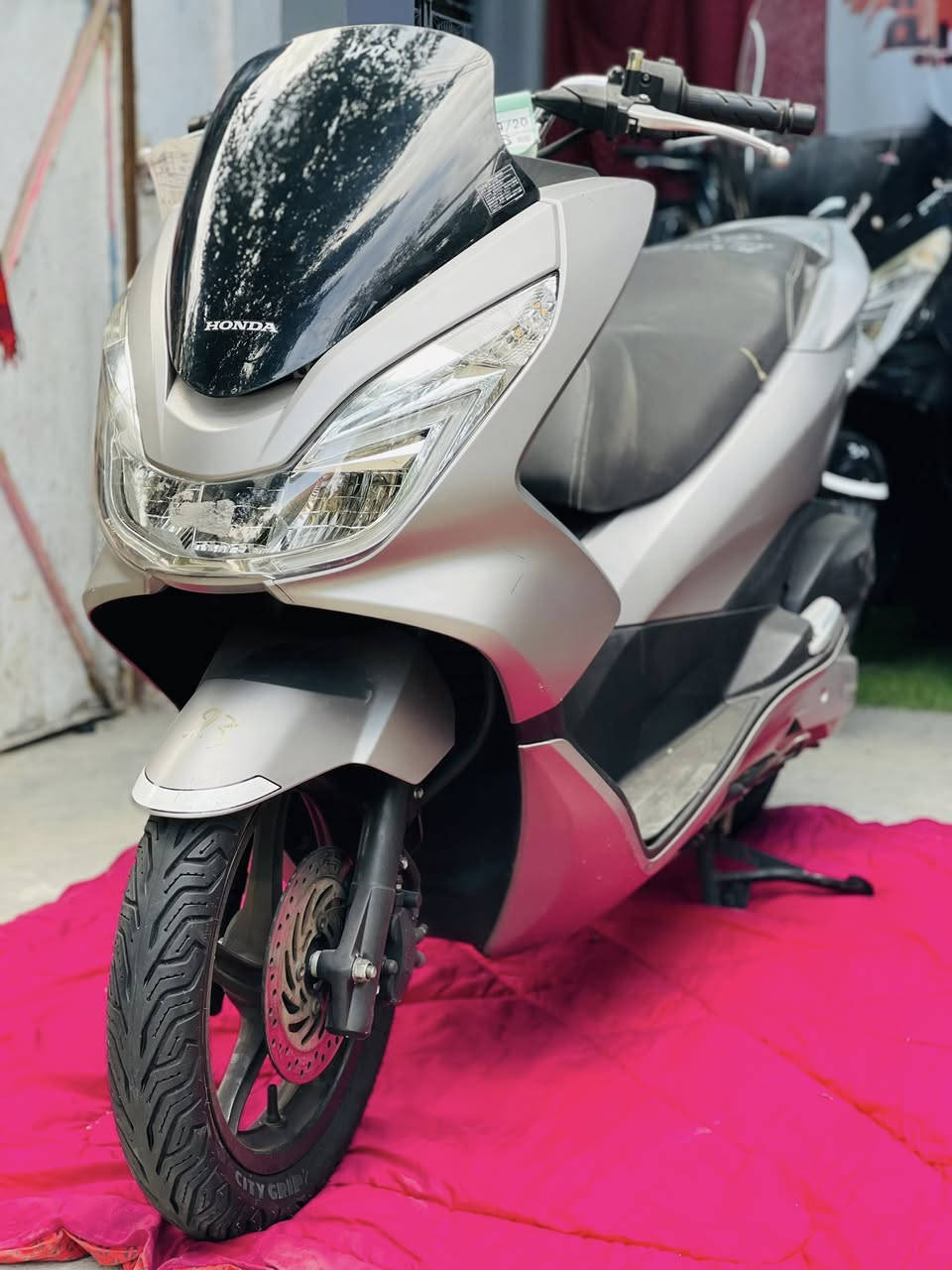 نقد وتقسيط ماستر رافدين فقط
Pcx جيل الثاني ماشي ١١ الف ع صور لمزاد
بغداد - شعله - ***********
