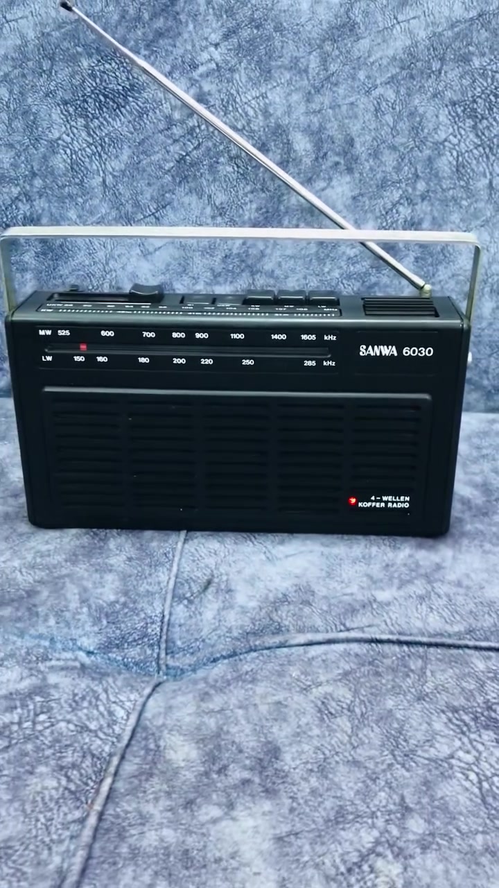 للبيع 📻
جهاز راديو من شركة SANWA🇩🇪
صناعة الجهاز المانيا 1985 
نظافة الجهاز 98 % جديد 
MODEL- SANWA-6030-Germany 
نظام الراديو  FM / MW / KW / LW 
كهرباء 220 V + بطاريات قلم عدد 6 
عرض الجهاز 25 سم رتفاع 13 سم 
سحب الراديو جداً جداً راقي صوت عالي 
للاستفسار اكثر مراسلة الصفحة 
وات ساب ***********
