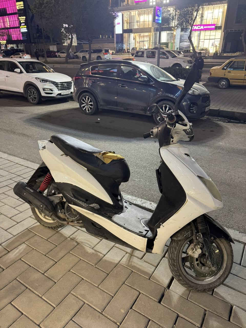 السلام عليكم سكنس  نثيه للبيع مكينه مكفوله كهربائياتهة كلهة شغالة  بيهة نواقص قليله مثل ماموضح بل صوره  المكان بغداد المنصور الاستفسار*********** 
السعر400 وبيهة مجال للشراي
