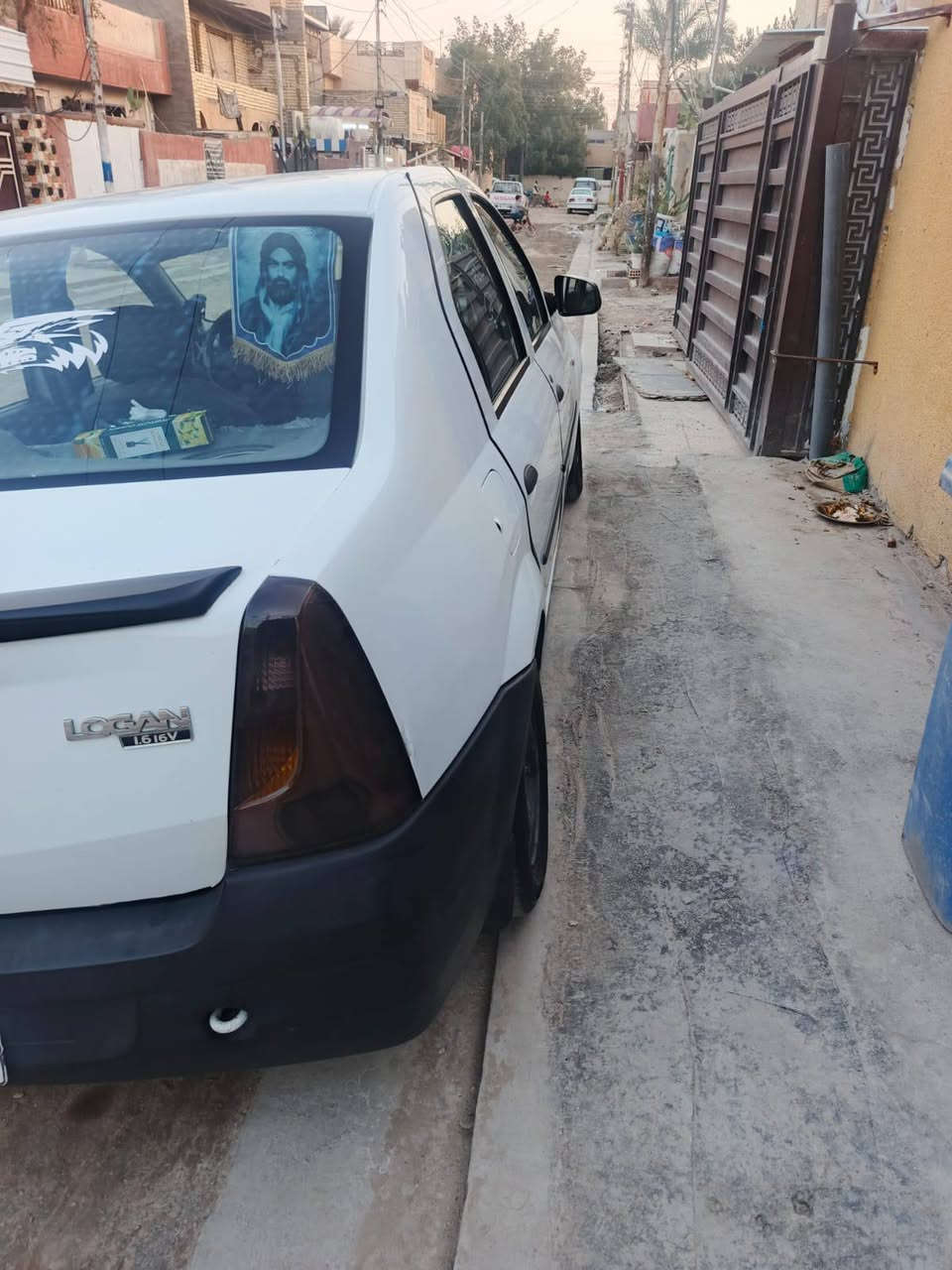 السلام عليكم 
 رينو لوكان للبيع  2009
 مكينة كير خير من الله مكفولة 
دواخل كهربائيات كشر فول شاشه دوشمه جديدة 
سيارة كاملة ربع ما اذب عليها تخم تايرات وبنزات 
قوايش تخم جديد فيت بم ومنضومه بنزين جديدة 
 رقم بغداد انكليزي وسنوية تحويل مباشر باسمي 
 سعر 45 ورقة بيها مجال بسيط حك جيه ،
 واتساب ***********
