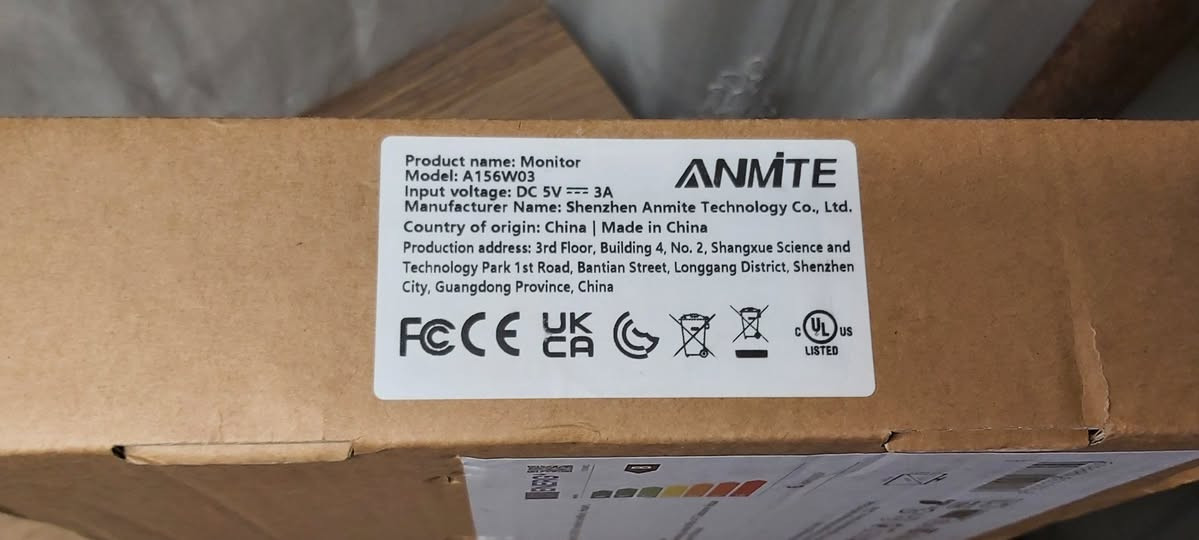 السلام عليكم 

شاشة ANMITE المحمولة 

1- البيانات الأساسية
- الماركة: ANMITE - Shenzhen Anmite Technology
- الموديل: A156W03
- النوع: شاشة عرض محمولة Portable Monitor

2- مواصفات الشاشة
- الحجم: 15.6 بوصة
- نسبة العرض: 16:9
- نوع اللوحة: IPS - زوايا رؤية 178°
- الدقة: Full HD 1920 × 1080 بكسل
- معدل التحديث: 60Hz
- زمن الاستجابة: 5ms
- السطوع: 300 cd/m²
- نسبة التباين: 1000:1
- سطح الشاشة: مطفي Matte مضاد للانعكاس

3- المنافذ والاتصال
- 2x منفذ Type-C : نقل بيانات + بث فيديو + شحن Power Delivery
- 1x منفذ Mini HDMI: للابتوب، الكمبيوتر، منصات الألعاب
- 1x منفذ طاقة DC: 5V --- 3A بقوة 15 واط
- 1x منفذ صوت: جاك 3.5 ملم للسماعات

4- التصميم والميزات
- الهيكل: نحيف Ultra-thin بظهر نقشة كاربون فايبر مقاوم للبصمات والخدوش
- الوزن: 820 إلى 900 غرام
- الصوت: مكبرين صوت مدمجين Dual Speakers
- ميزة إضافية: الشحن العكسي Reverse Power Supply
- استهلاك الطاقة: 6 kWh/1000h - تصنيف الطاقة الأوروبي B

5- الأجهزة المتوافقة
- اللابتوب والكمبيوتر Notebook
- منصات الألعاب: PlayStation, Xbox, Nintendo Switch
- الهواتف الذكية الداعمة لبث الفيديو عبر Type-C
- السماعات الخارجية.


**إذا كنت صاحب هذا الإعلان وتريد حذفه لأي سبب، رجاءا أرسل رسالة إلى الدعم الفني**