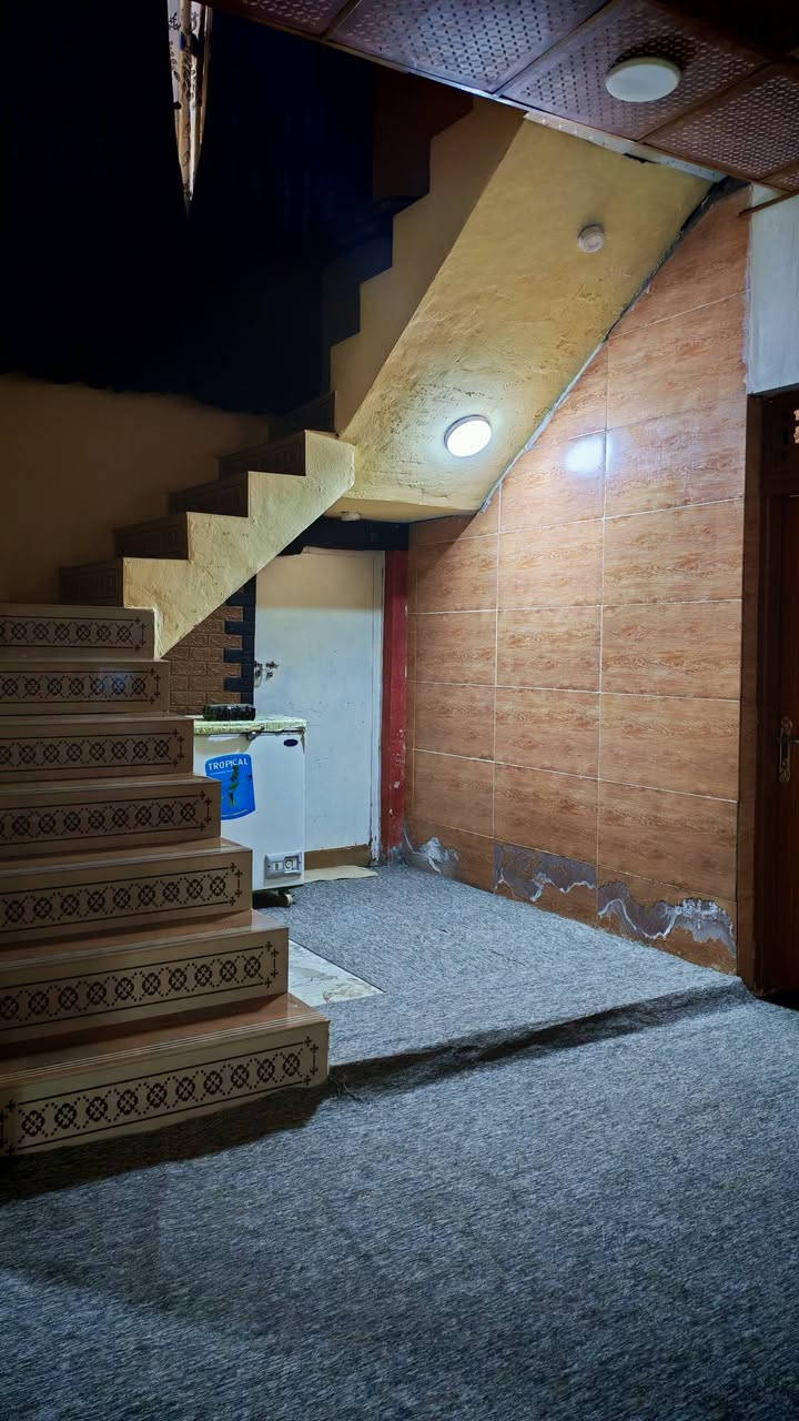 السلام عليكم . بيت للبيع طابو زراعي مساحته 272 متر في منطقة البو جاسم  كامل الخدمات ماي وكهرباء وخط مولد عندي سند الطابور الزراعي بأسمي مكانه عالشارع مطل على شارعين أمام البيت وخلف البيت مشمول بقرار 320 بالتطويب وقدمت معامله سعره 55 وبيه مجال بسيط الاتصال بالرقم ***********
