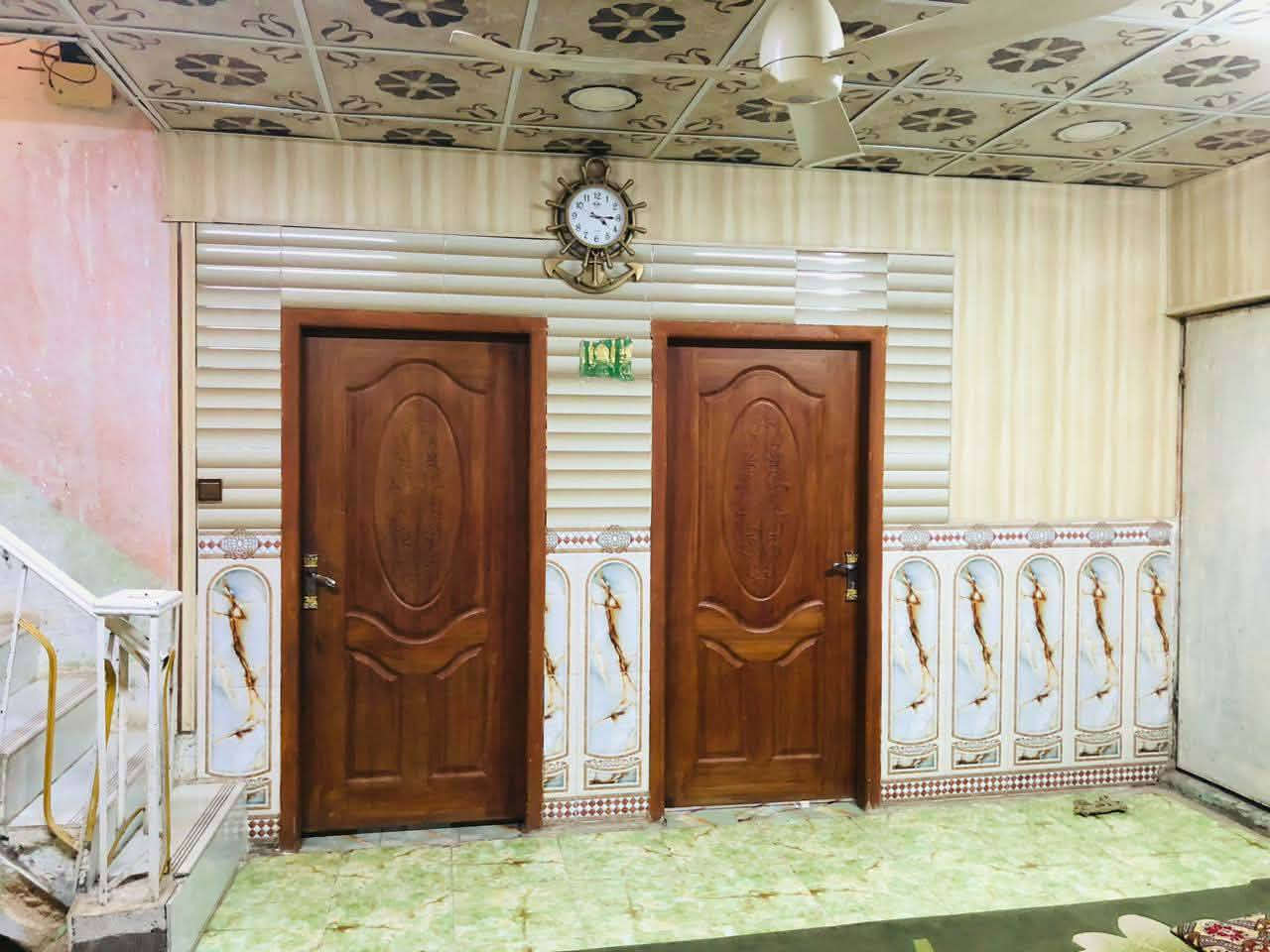 سلام عليكم بيت للبيع طابو زراعي مساحته 230متر بناء حديث طابقين صب كونكريت   قرب شارع 30السايدين بلفرع يبعد عن تبليط 100متر
غرفتين جوه وصاله ومطبخ وستقبال خدمات مي كهرباء مجاري باب للبيت جاهز مابي اي نقص ***********
