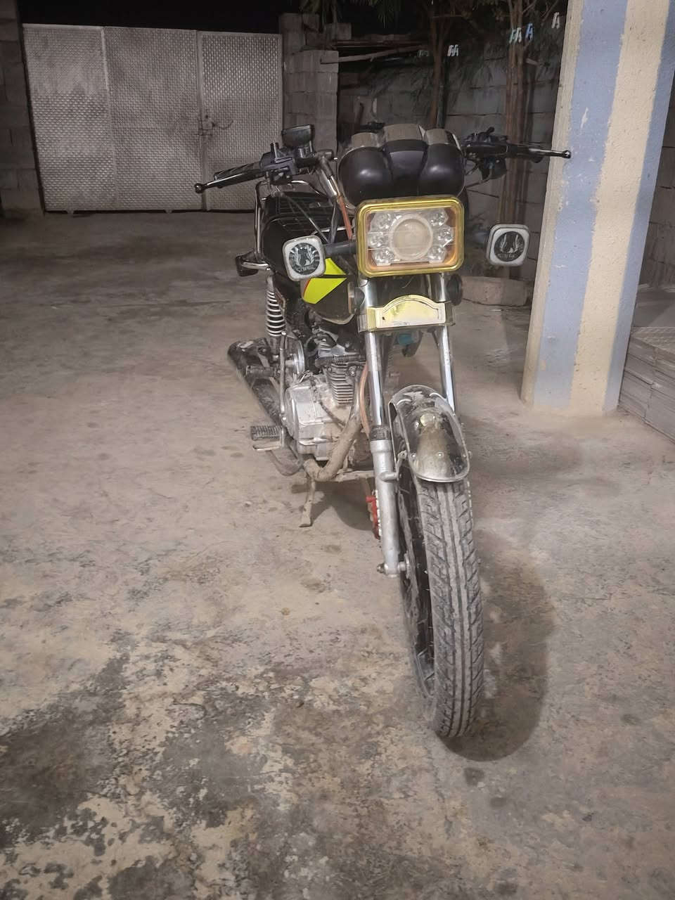 سلام عليكم دراجه البيع سيفان  موديل 24محرك 200 كامله مكمله اي نقص مابيه نضافه نفس لبل صوره فقط بس دشبول طافي سعر 680وبيه مجال مكان ديالئ خالص شراي تصل وتدلل رقم ***********
