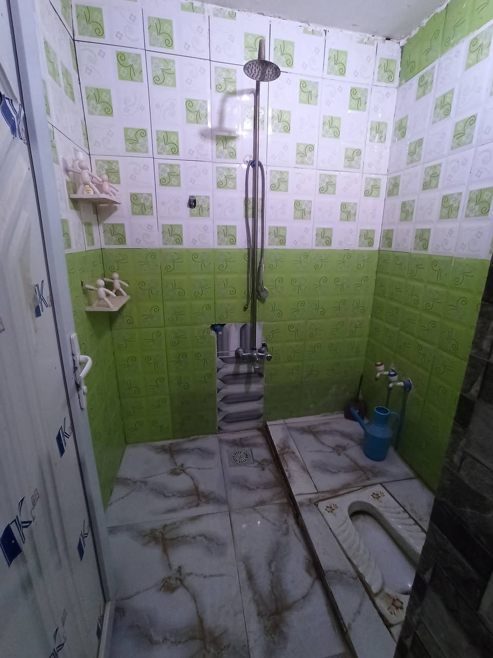 يا الله بيت للبيع طابو صرف 100 متر مربع 10في10 طابقين بيت نظيف وكبير مال جناي الله شاهد الطابق الاول ستقبال وصاله وغرفة نوم ومطبخ وصحيات خارجيه وترك وحمام داخلي ويه الترك أما الطابق الثاني يتكون من ثلاث 3 غرف نوم كبار  وصاله مجاري دفن كامله وتبليط وارصفه العنوان الفتاحيه حي الامام المهدي شارع الفوج قرب اسواق تحسين الاستفسار اتصال على الرقم *********** يوجد وات ساب
