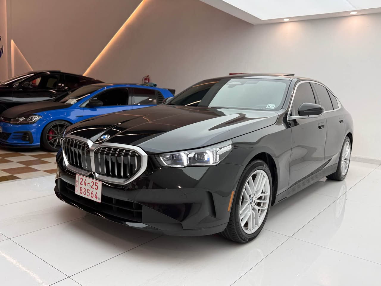 السلام عليكم 🫡 
2025 BMW 530i X-DRIVE 💣
سعرررر منااااسسسبببب🔥🔥🔥
كلين تايتل✅
لون اسود🖤
ماشية 24.000mil🌪️
داتا شو + ٥ كامرات📸
سستم صوت HARMAN/KARDON 🔊 
كفالة عامة من كلشي تترقم شمالي 
السعر: 46.500$💰💵🔥🔥 
📍مكان لسيارة اربيل
للتواصل☎️:*********** أربيل, العراق
