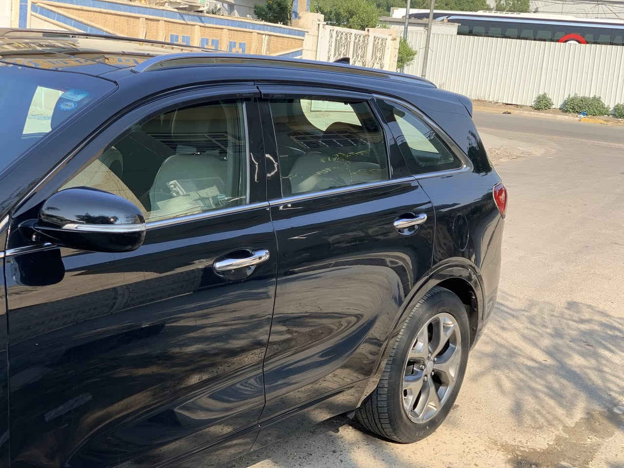 سلام عليكم سورنتو 2017 وارد امريكي فول موافات SX المعروفة حادثها جنطة اشوية خشم الجاملغ ولبنيد بدۉن شواصي وبدون دواخل بيها صفحة السكن شخوط صبغتها فقط للجمالية كير ومكينة مكفول وخير من الله محرك V6 7راكب 5 سماعات انفنتي بعد مواصفات اهواي سعرها ب175 وبيها مجال متواجد واتساب ***********
