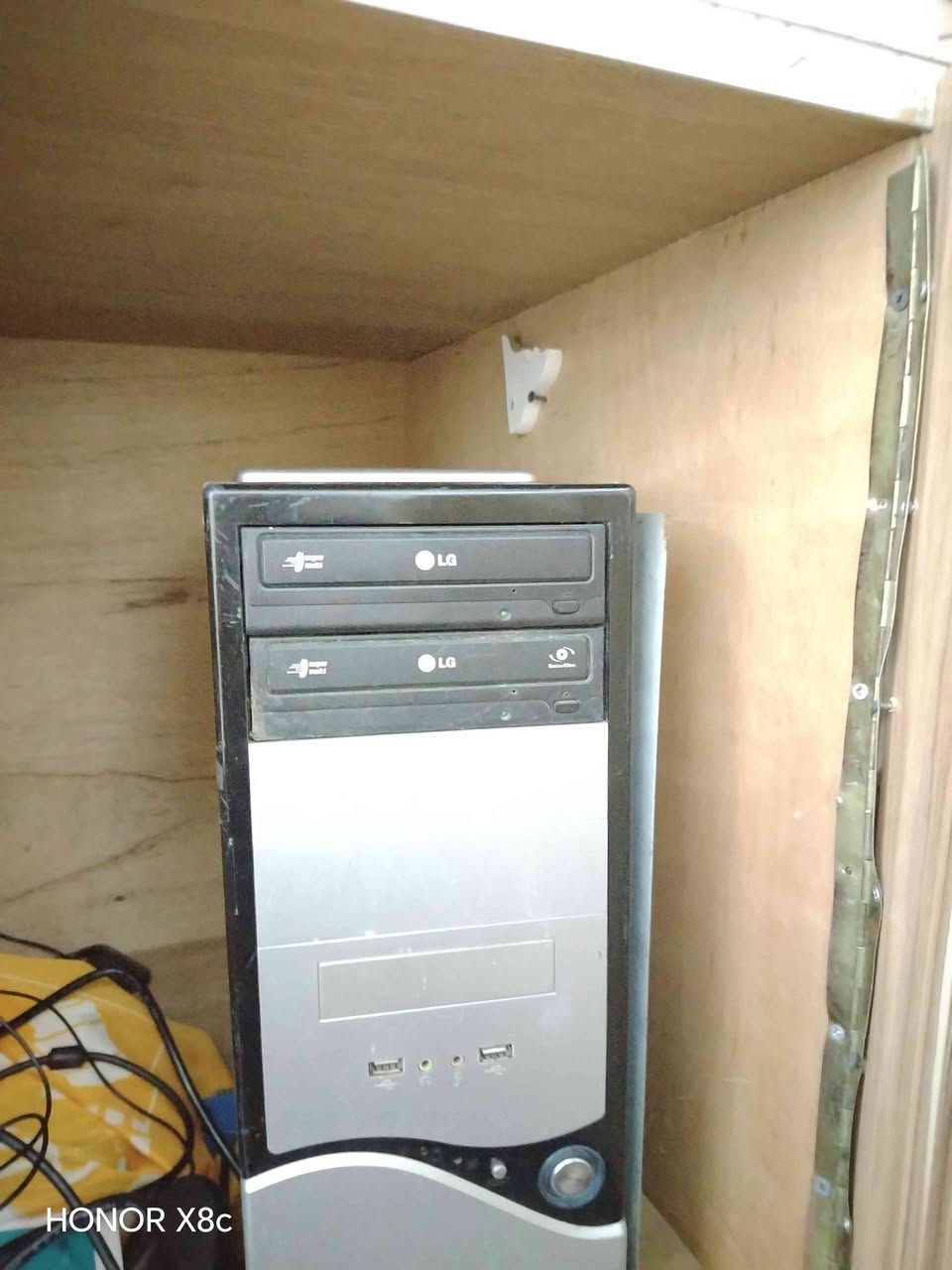 السلام عليكم حاسبه النوع LG للبيع  كامل الملحقات السعر 35 و بي مجال الي يريده  يتصل عل رقم ***********
