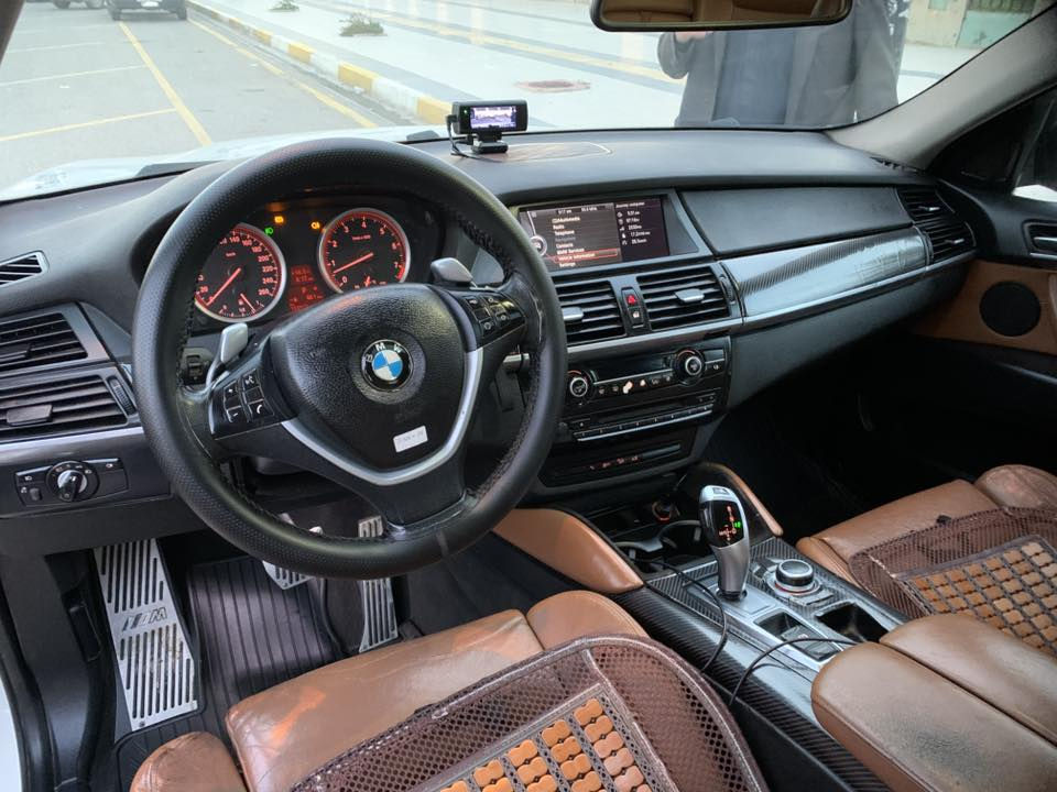 سلام عليكم X6لبيع 2010وكالة عروش خليجي ماشية 150الف محرك N54.V6توين تيربو.سياره كير محرك صدر خلفي امامي تخم تاير كله جديد وبشرط رقم سنويه جديد سياره جاهزه بلاديه صبغ احزام بدون حادث اثر تغليف لزكه نبخت سعر 150$اتصال ***********
