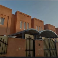 موجود بيت 200 متر مجمع السلام قرب بوابة الكفيل قرب الجامعه كامل اضافات...