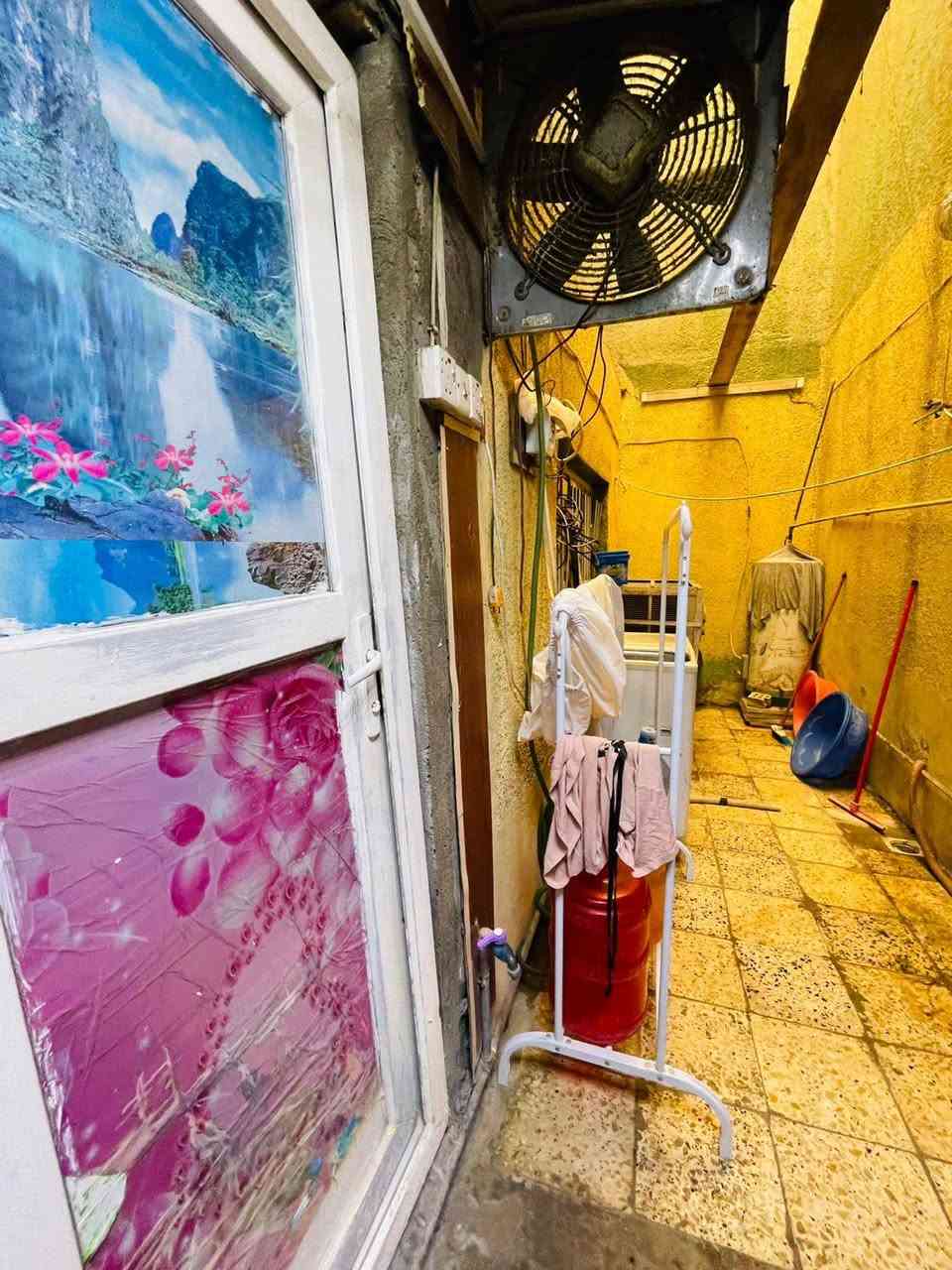 دار للبيع منطقة الحبيبية مقابل الشارع وليد ابو الكص فرع كرزات عادل دار خلفي مساحة ١٢٢م طابو عكادة ٤ غرف وستقبال السعر ١٤٠ وبي مجال رقم الهاتف ***********
