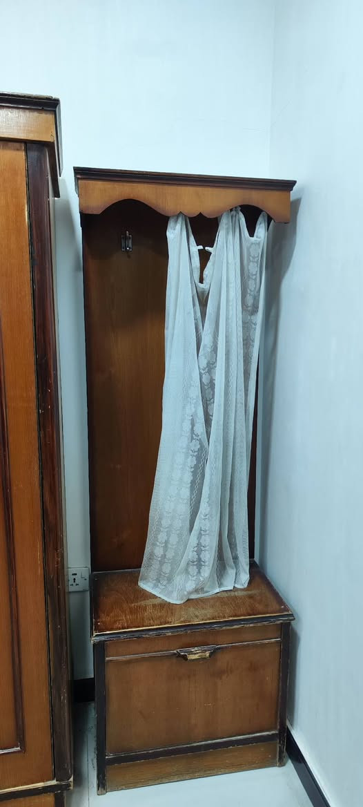 غرفة خشب للبيع السعر 300 وبيها مجال بسيط 
العنوان نجف شارع المجمعات 
((( للتواصل واتساب او اتصال *********** )))
