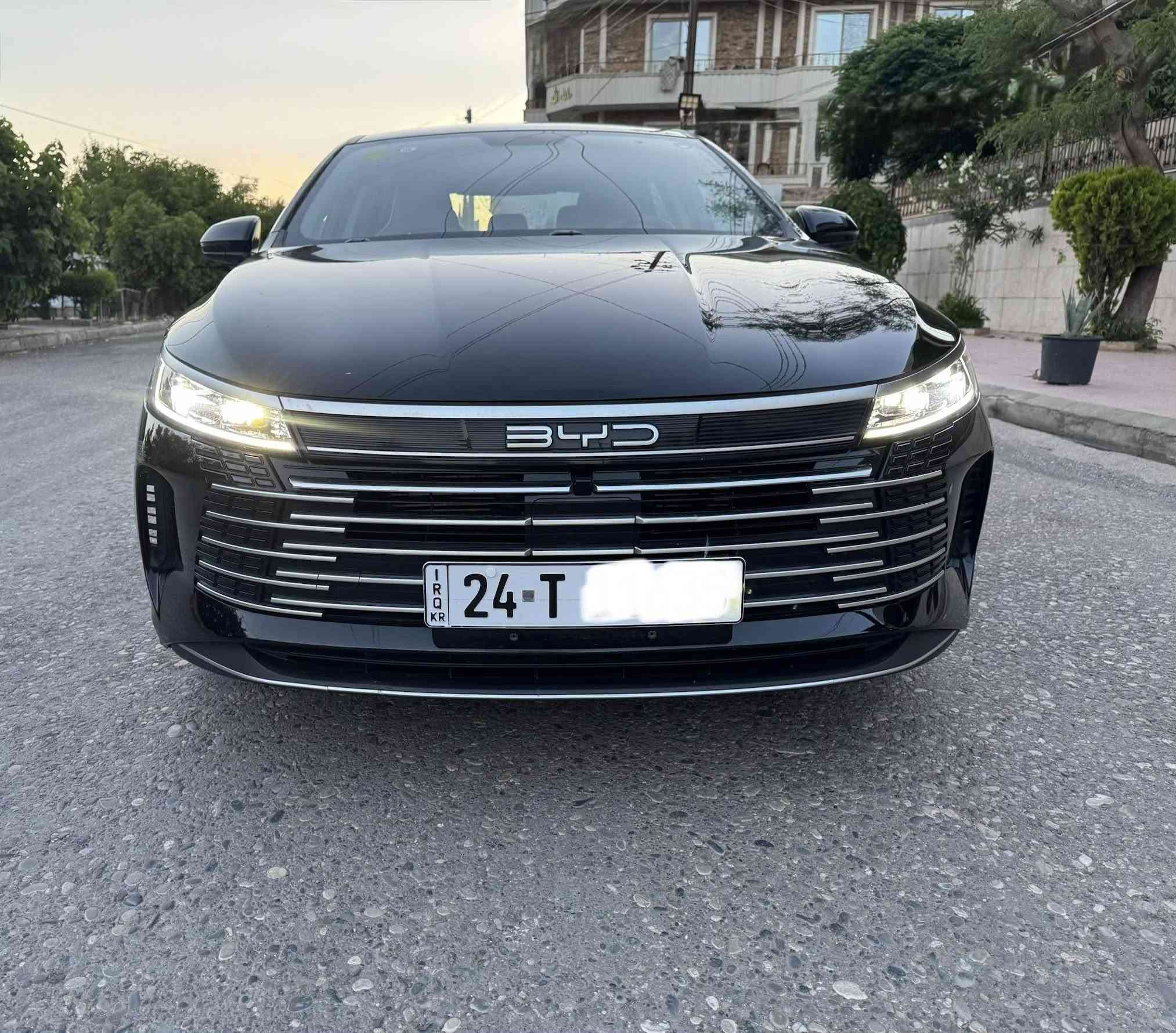 ***********
BYD ديستروي 2025 
‎المواصفات 
‎شاشة متحركة
 حساسات 
كاميرا خلفية
 مثبت سرعة 
كشنات جلد رياضي 
كير ماوس 
اوتو هولد 
لد امامي خلفي 
لايتات زنون  
انظمة قيادة
 وباقي المواصفات 
‎مكان السياره دهوك 
‎السعر 135 ورقه بي مجال
