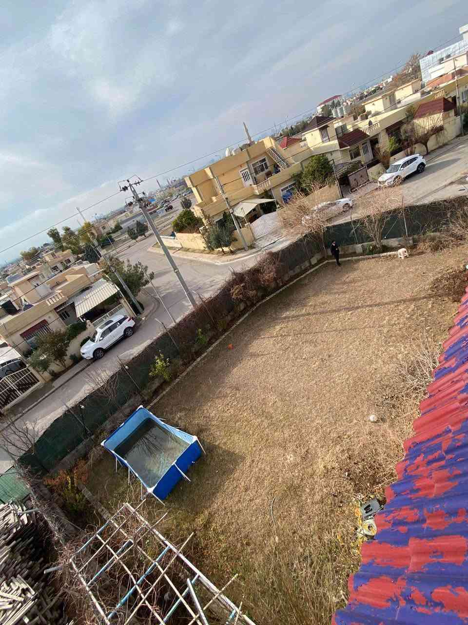 بيت طابقين ركن للبيع في اشتي 1 بسعر مناسب 
المساحة :- 520م 
 ٢٦٠ طابو صرف   + حديقة إضافية ( ٢٦٠م ) 
٦ غرف نوم  |  استقبال | هول |  مطبخ | مجموعة صحية | حديقة 
العنوان : اربيل - طريق ماجدي مول على سايدين لاوان 
*******************************
خانووی روکن بۆ فرۆشتن لە ئاشتی ١ 
دوو نهۆم 
ڕووبەر :- ٥٢٠م 
 ٢٦٠م تاپو - مەتروکە ( ٢٦٠م ) 
٦ ژووری نوستن | دیوەخان | هۆڵ | چێشتخانە | گەرماو | باخچە  
******************
***********
***********
***********

https://t.me/erbilkurdastanaqarat أربيل, العراق
