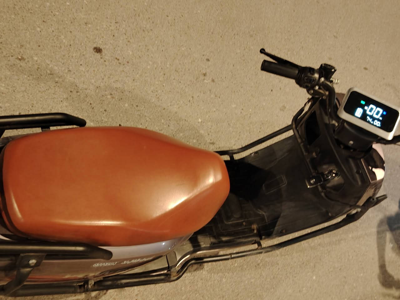 دراجه شحن للبيع 
مواصفاتها درع حمايه للدراجه بالكامل صندوگ تحط بي غراضك 6بطاريات 32 امبير للبطاريه الوحده بصمتين وسويچين بيها R بگ لايت وره مثل مال سيارات اللون رصاصي جوزه تطفي الدراجه شاحنه قويه 
السعر مناسب الرقم *********** واتساب موجود
