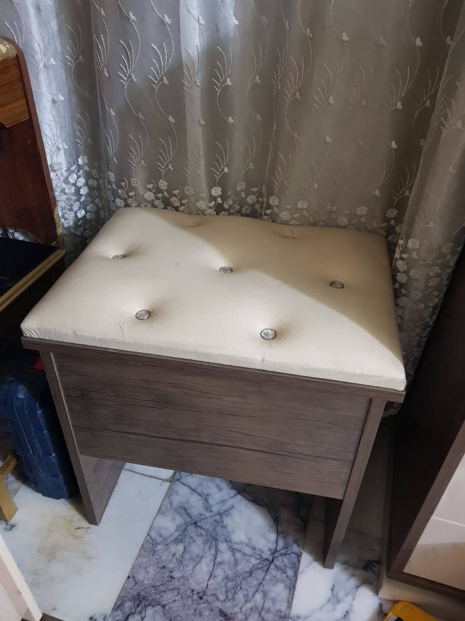 السلام عليكم غرفة تركي 10قطع بس الدوشمه مال الشازلونه تعبانه اريده ب600 وبيه مجال بسيط
كنتور الطلاقتين الخشب ب75 فصال بيه ضربه
كاروك مال طفل مكسوره بواري يرادله لحيم بيه ام بي ثري ب30
كرسي الصلاة ب30
كاونترمثلث اخو الجديد جوه الدرج تصميمه 300وبيه مجال بسيط
كرسي طعام مال اطفال ب10
مكنسه كهربائيه تغسل زوالي ب60
كومدي جرارات ب15
مكاني البنوك


**إذا كنت صاحب هذا الإعلان وتريد حذفه لأي سبب، رجاءا أرسل رسالة إلى الدعم الفني**