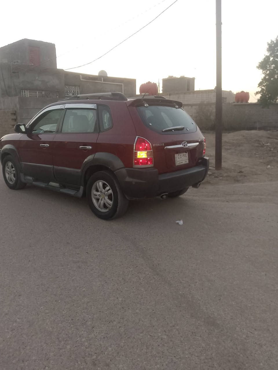 سلام عليكم توسان موديل 2006 مكفوله من الضربه بيه بس بنيد مبدل بيه رشات صبغ بصيطه سيارة جديده حيل تخم تاير جديد حداديه جديده دواخل جديده تبريد ثلج مكينه  رقم بغداد السيارة بسمي تريد وكاله تريد تحويل سنويته صاقطه مامبدل بيه اي شي بس بنيد السيارة جاهزه الف ماذب عليه كير ومكينه شرط عنواني ناصرية سوك الشيوخ سعره 80 وبيه مجال رقم التلفون ***********
