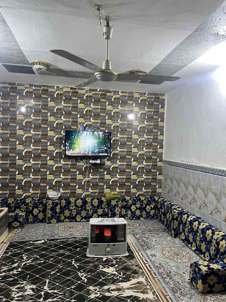 سلام عليكم 
الدار البيع 
حي العسكري شارع الصب قرب مولد ياسر 
المساحه ٢٠٠ متر 
٣ غرف ستقبال وصاله ومطبخ 
الستفسار *********** وتساب
